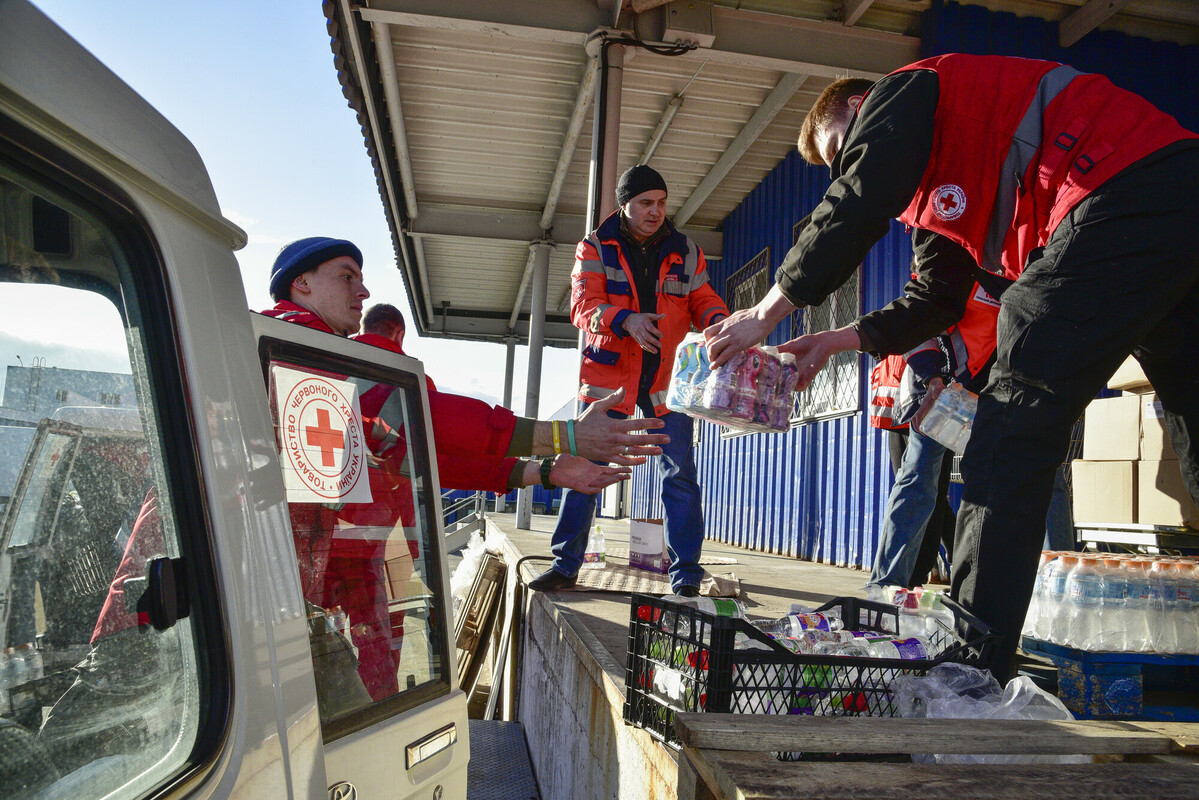 Ukraine Red Cross bringing supplies to people sheltering in a Kyiv subway station. Tebukhukhov_Maksym DeabArtist