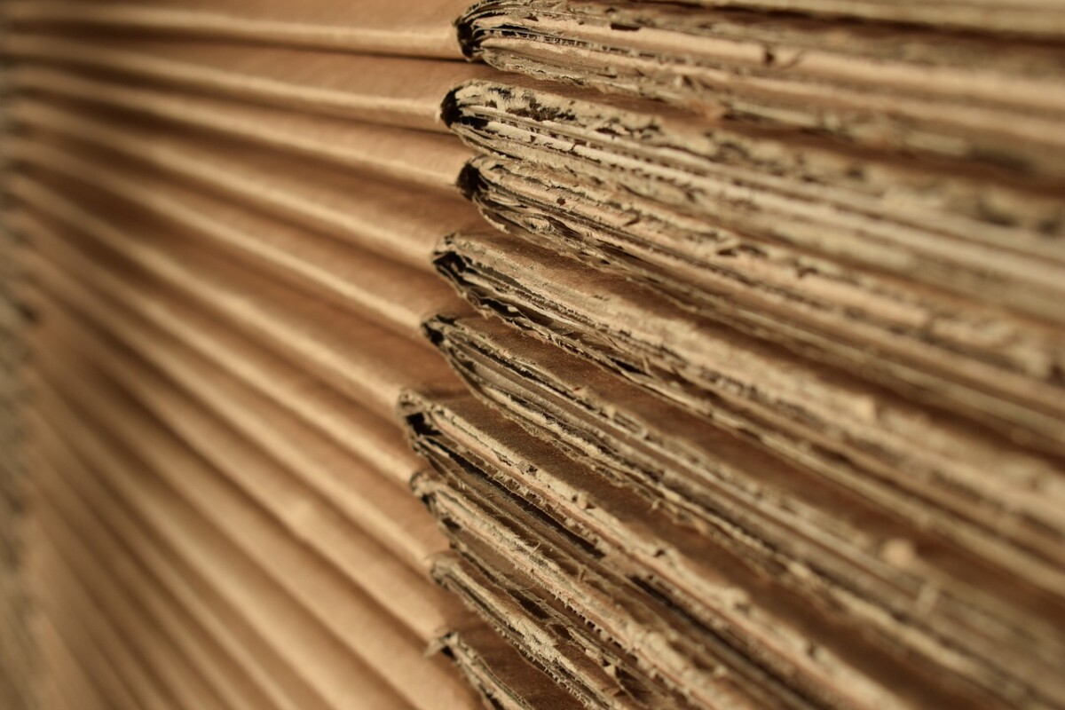 a stack of cardboard boxes. By Justyna Koniecz from Pixabay