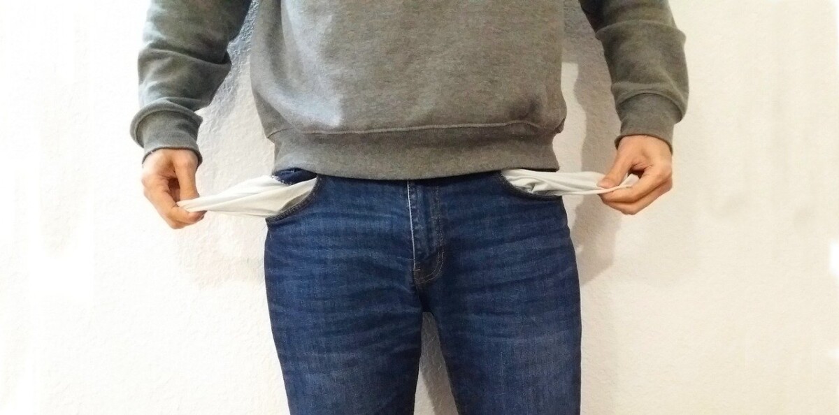 Man shows his empty trouser pockets - photo: Pixabay.com