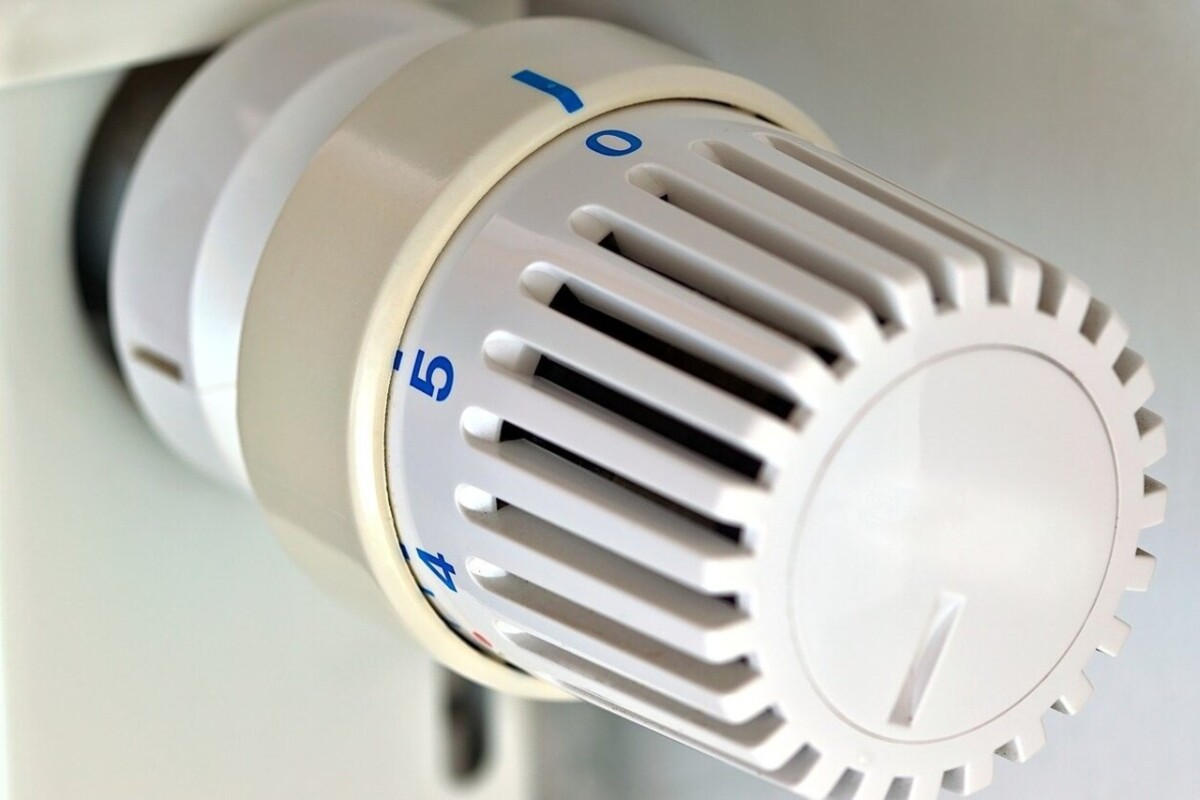 A radiator thermostat turned to zero. By Vinzenz Lorenz M on Pixabay
