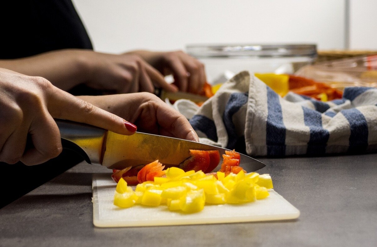 Hands chopping vegetables. By martinvorel_com on Pixabay